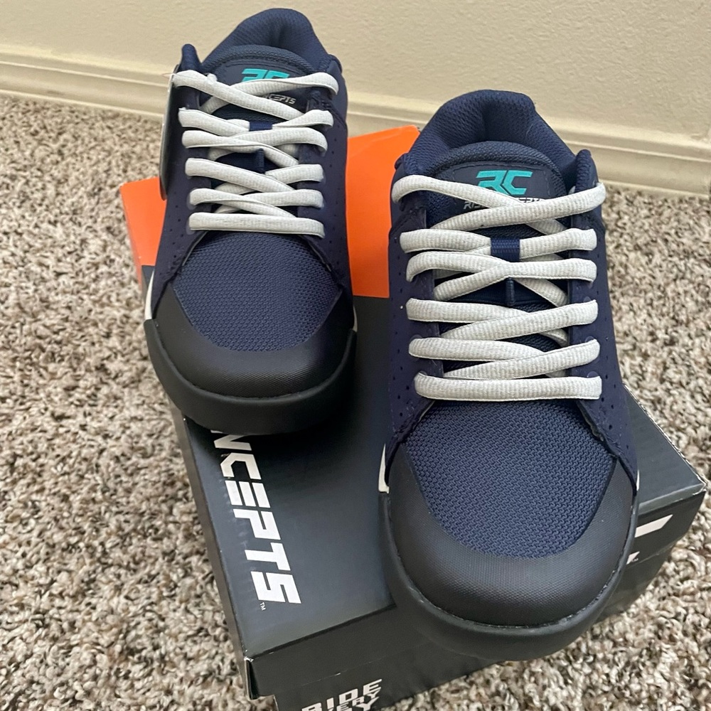 RC Livewire women’s blue mtn bike shoes. Size 6. Never worn.